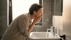 Heiß oder kalt: Mit welchem Wasser wäscht man sich eigentlich besser das Gesicht?